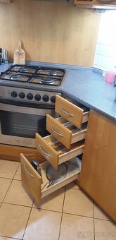 kuchyň s funkčními spotřebiči v zachovalém stavu - 10