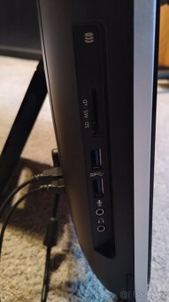 DVD/CD přehrávač. Jedná se o plně funkční PC - 10