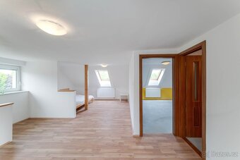 Prostorný dům se dvěma jednotkami a vzrostlou zahradou - 10