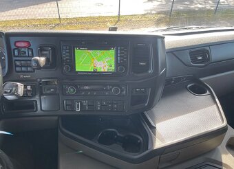 Scania G410 8x4 - třístranný sklápěč - 10