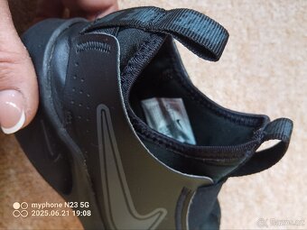 Tenisky černé zn."NIKE" vel."33.5" - 10