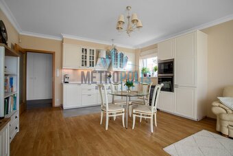 Prodej bytu 2+kk, 63 m², terasa, zahrádka, sklep, garáž – Pý - 10