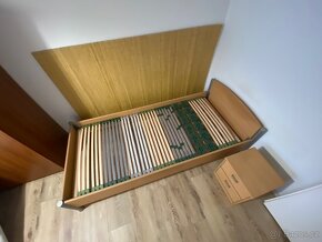 Postel 100x200 s matrací a roštem + stolek - 10