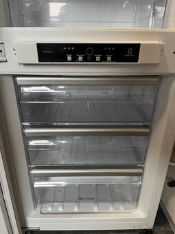 Vestavná NoFrost chladnička Whirlpool, pojezdy - 10