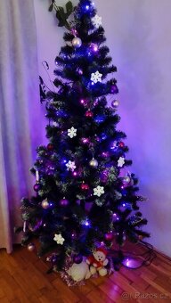 Umělý vánoční stromek s šiškami a sněhem, 220 cm. - 10