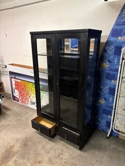 Starší vitrína se skleněnými dveřmi – vintage styl - 10