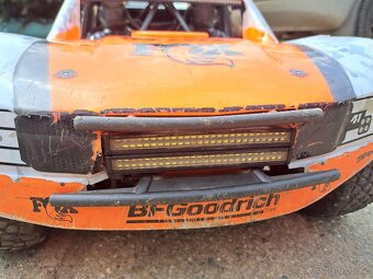Prodám Traxxas UDR, nabíječka + 2 baterie a nové kola - 10