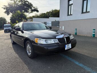 1998 Lincoln Town Car Signature Series - 10