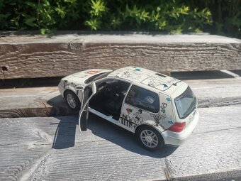 Volkswagen Golf IV 1:18 REVELL - 10