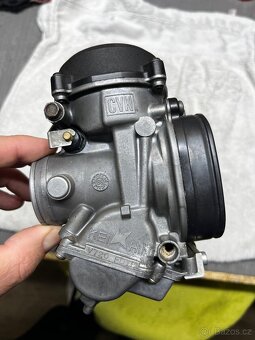 Motor Kawasaki ZXR750J1 a karburátory - 10