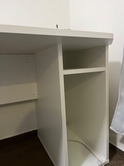 Prodám bílý herní stůl s podsvícením - 10