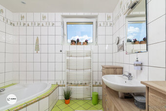 Rodinný dům o dispozici 5+2+garáž, pozemek 1.011 m2 v obci B - 10
