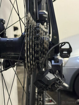 Silniční kolo TREK Domane LT7 s motorem FAZUA, převodníky Sh - 10