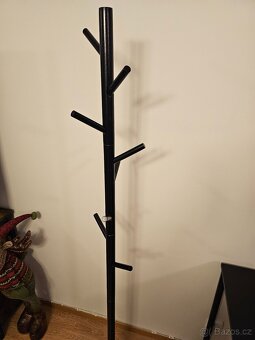 NOVÝ DREVENY ROSTOUCÍ STOJANOVÝ VĚŠÁK - 10