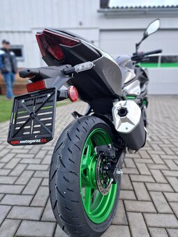 Kawasaki Z500 SE Metallic Moondust Gray 2025 - 10