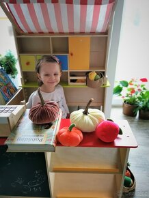 Small Foot Dřevěný prodejní stánek zeleno-červený se střecho - 10