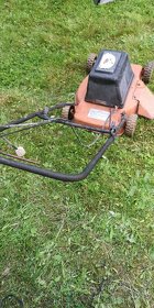 SEKAČKA NA TRÁVU S BOČNÍM VÝHOZEM - 10
