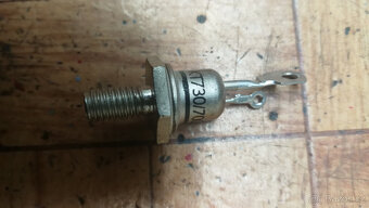 Diody, triaky, spínače, ampérmetry, ledky, odpory. - 10