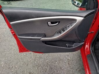 Hyundai i30 1,6 CRDi 81 kW, r.v. 12/2012, najeto 195.356km - 10