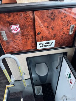 Autobus se nachází ve městě Praha. Všechno funguje. Má 48 + - 10