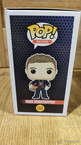 Max Verstappen s helmou - funko pop + podpis karta - 10