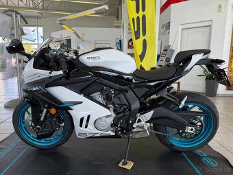 CFMOTO 675 SR-R - šedá, bílá skladem AKCE balíček - 10