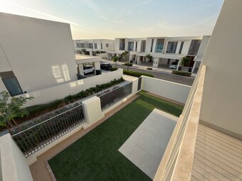 ChatGPT said:  Moderní 4ložnicová vila v The Valley – Talia - 10