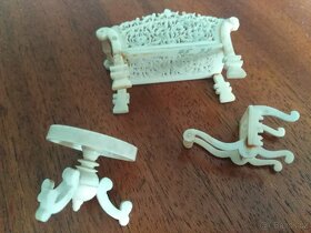 Vyřezáváný miniaturní nábytek z kosti - 10