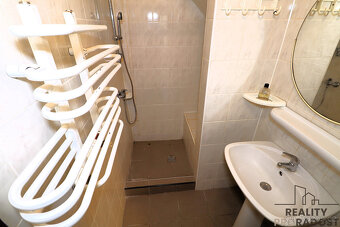 Rodinný dům 5+kk se zahradou a sklepem – klidné bydlení 15 m - 10