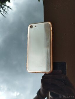 iPhone 8 - 128 GB - skvělý stav - ohlášený iCloud - 10