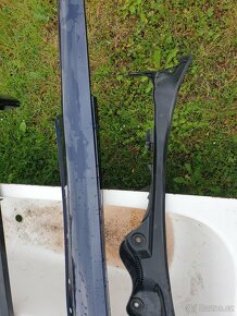 Mercedes  w211 maska ohořelá1000, plastový levý prah1500kč - 10