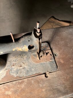 Starý šicí stroj SINGER - 10