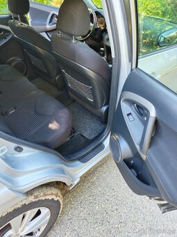 Toyota RAV4 2.2 D-CAT, 4x4, 3. Maj, 2x Pneu, Výhřev - 10