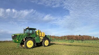 samochodný postřikovač JD R4040i - 10