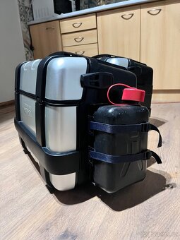 2x boční kufr GIVI TREKKER 46 litru + Kanystr - 10