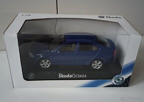 Škoda Octavia modrá 1:24 Abrex - 10