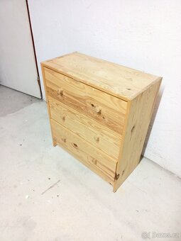 Prodám hezký stůl IKEA,komodu a noční stolky z masivu - 10