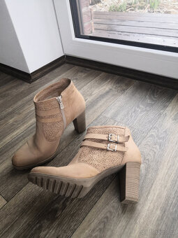 Béžové kožené kotníkové boty - 10