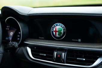Alfa Romeo Stelvio 2.0T 206kW Q4, 2022, 21500KM, DPH - 10