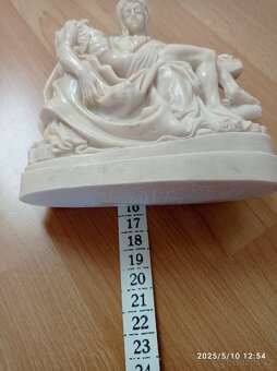 Michelangelova pieta.První je porcelánová, druhá alabastrová - 10