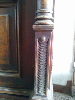 Starožitná dvoukřídlá skříň – barokní styl, masivní dřevo - 10