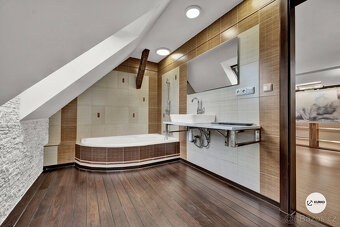 Rodinný dům / usedlost o dvou bytových jednotkách s pozemkem - 10