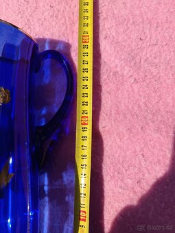 Modrý skleněný džbán se zlatými květinami - 10