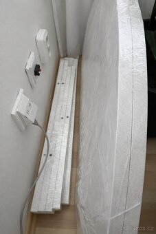 Prodám jídelní stůl IKEA VIHALS – bílý - 10