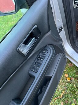 Prodám celé auto na náhradní díly - FORD FOCUS C-MAX - 10