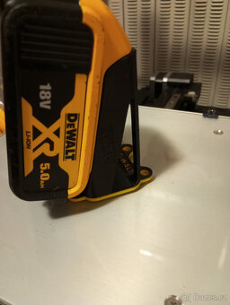 Držák akumulátoru DeWalt 18/20v (úhlový 75°) - 10