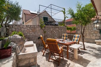 Jen 70 m od pláže – apartmánový dům na prodej, Omišská rivié - 10