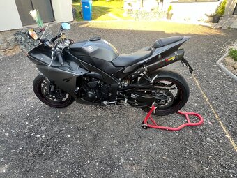 Yamaha r1 - 10