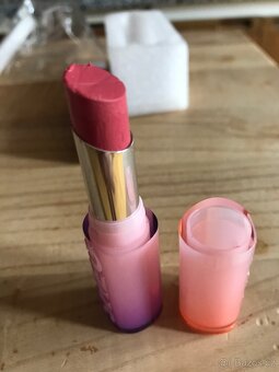 Nové rtěnky, nausnice, 3 orig.Lancome, spony , depilator - 10