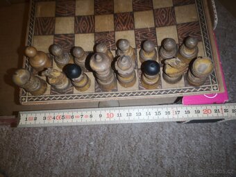 ŠACHY; staré dřevěné šachové figurky s patinou - komplet - 10